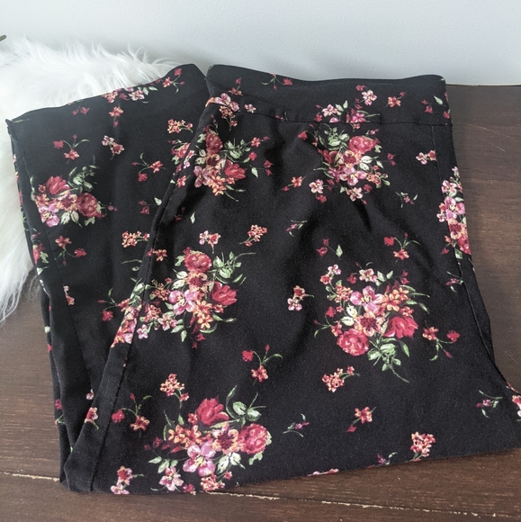 AVENUE SZ 18 BLACK FLORAL STRETCH WAIST CAPRIS - Picture 1 of 5